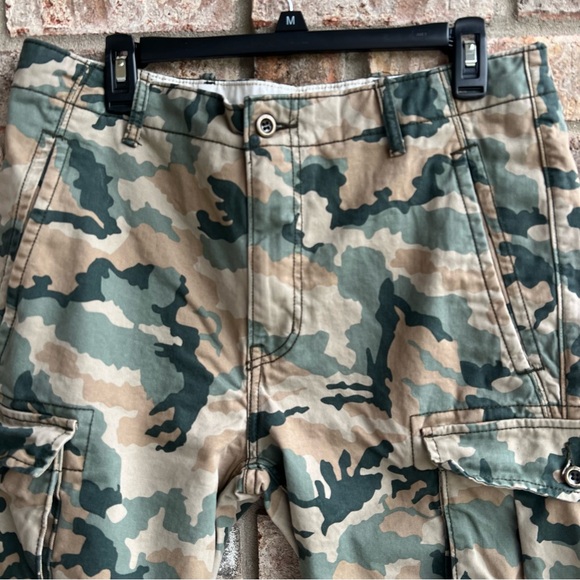 🍒💣 Levi’s camo cargo shorts - Picture 2 of 9